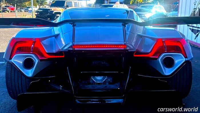 Где-то под этим костюмом суперкара прячется Corvette | Carscoops